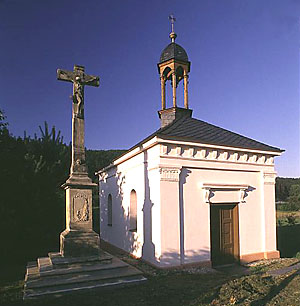 Kaple Nejsvtj Trojice (po. 19. st.) s kamennm kem (1733).