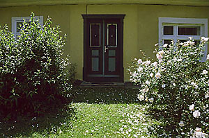 Typický jesenický vchod do obytného domu. 