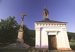 Kaple Nejsvětější Trojice (poč. 19. st.) s kamenným křížem (1733).