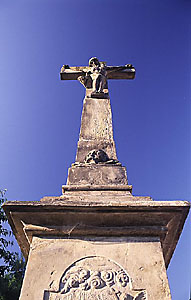 Kamenný kříž z roku 1733. Pískovcový kříž věnovaný mlynářem Mathiasem Schmidtem. Zdobený reliéfními zobrazeními se zbytky polychromie.