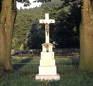 Kamenný kříž u cesty ve směru na obec Zátor.